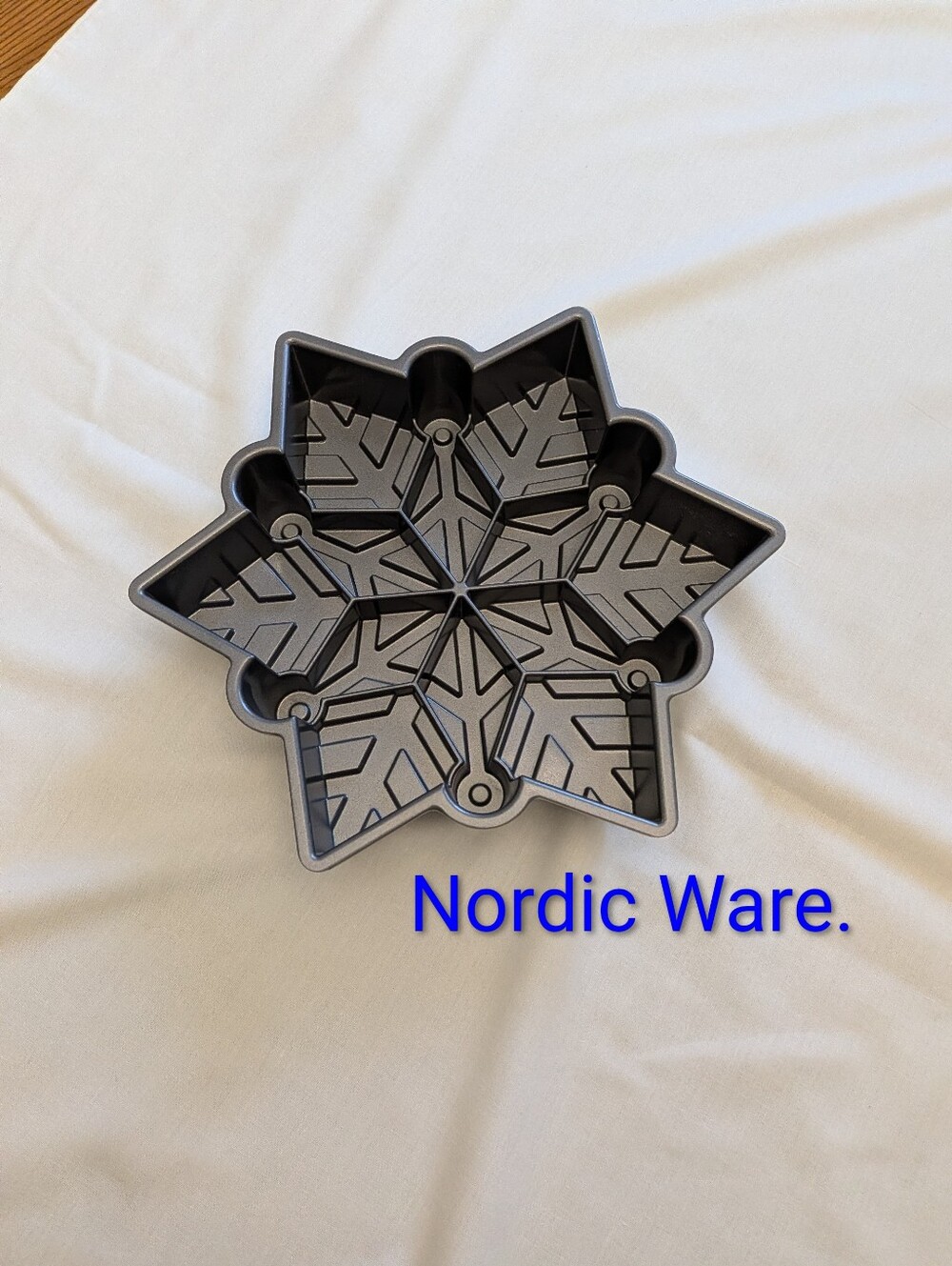 Nordic Ware Snowflake Pull-Apart Cake Pan. 11 Inches. Like New.